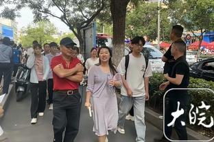 卡莱尔：麦康纳为我们奠定了基调 他整场比赛都在往禁区里冲杀